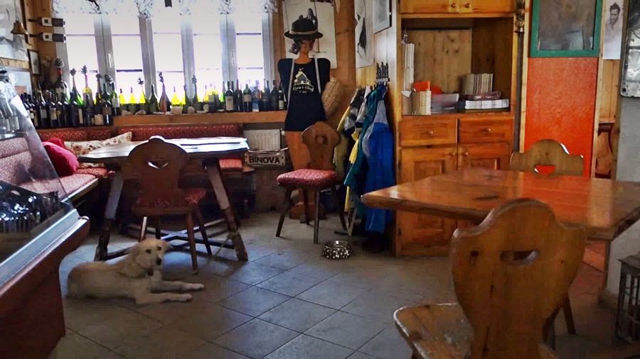 Interno rifugio Gilberti.jpg