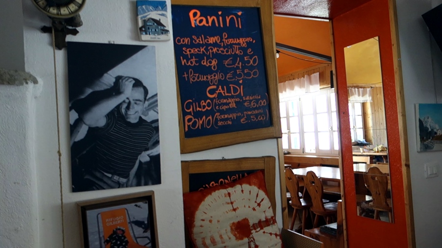 Interno rifugio Gilberti (2).jpg