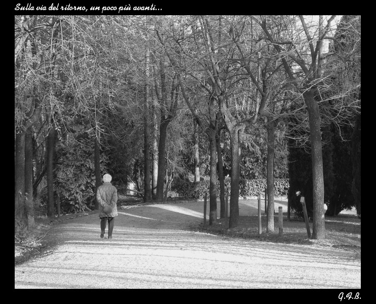 SullaViaDelRitornoavantiBW.JPG